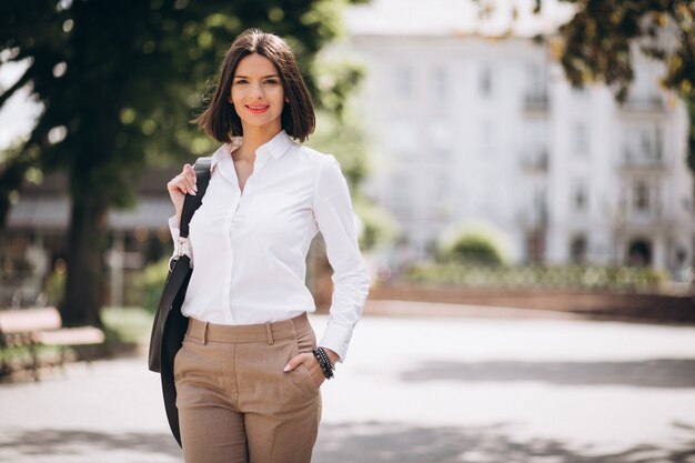 Jeune, femme affaires, marche, dans parc