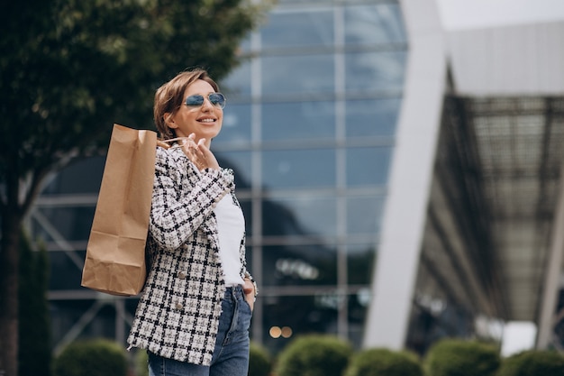 Jeune femme d'affaires avec panier