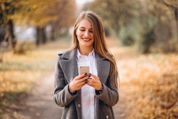 Jeune femme d&#39;affaires parlant au téléphone