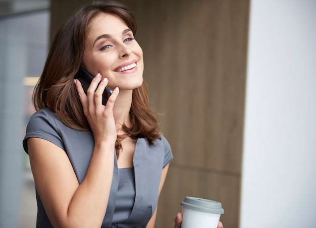 Jeune, femme affaires, parler téléphone