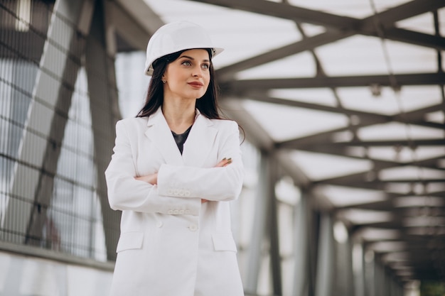 Jeune femme d'affaires portant un casque à l'objet de construction