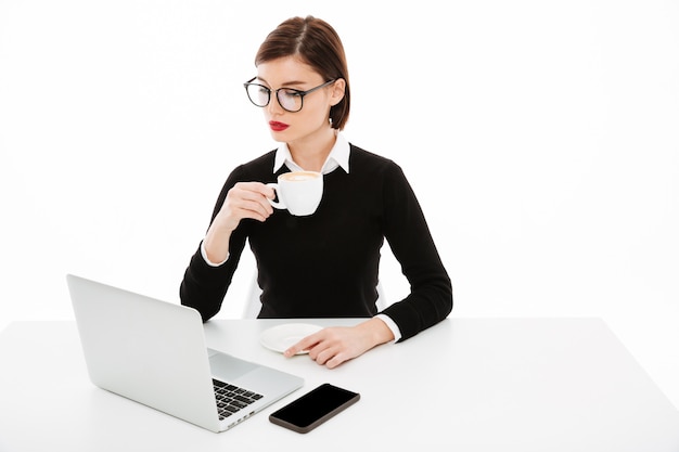 Jeune Femme D'affaires Portant Des Lunettes à L'aide D'un Ordinateur Portable