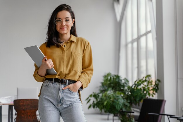 Jeune femme d'affaires posant avec espace copie