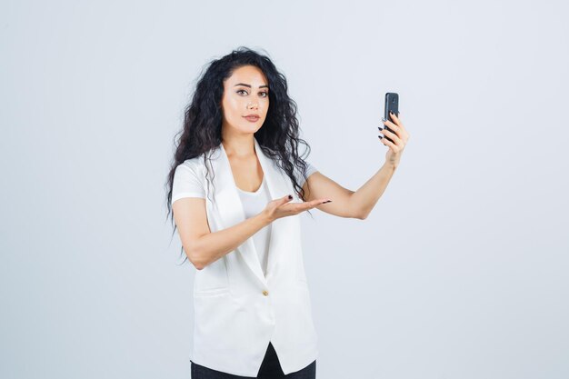 Jeune femme d'affaires prenant un selfie