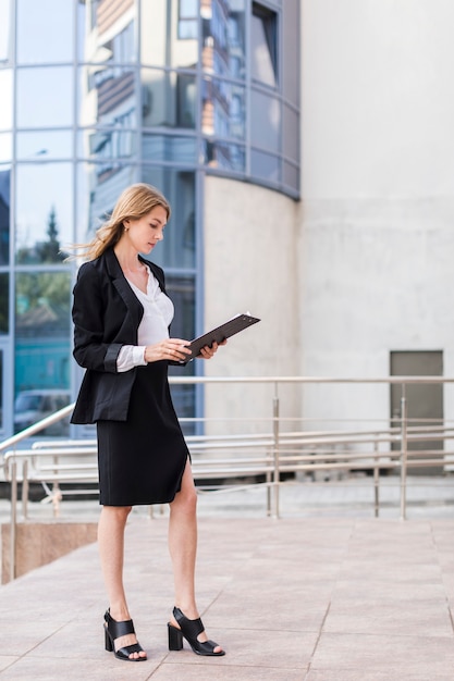 Jeune femme d'affaires avec un presse-papier