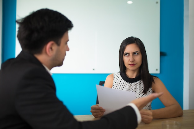 Jeune, femme affaires, regarder, partenaire mâle, méfiance