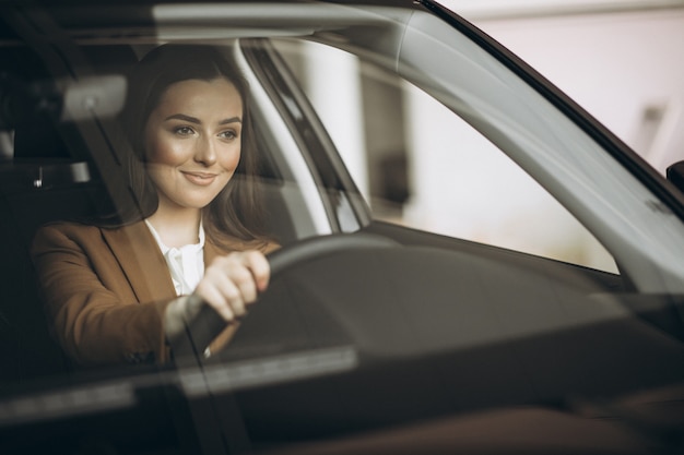 Jeune, femme affaires, séance, dans voiture