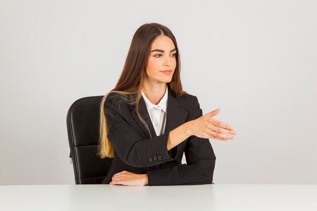 Jeune femme d&#39;affaires, serrant la main