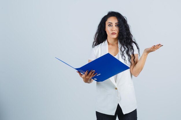 Jeune femme d'affaires tenant un dossier bleu