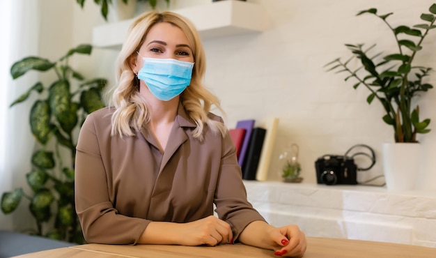 Jeune femme d'affaires travaillant à domicile portant un masque de protection.