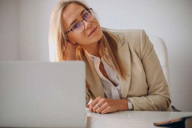 Jeune femme d'affaires travaillant sur ordinateur au bureau