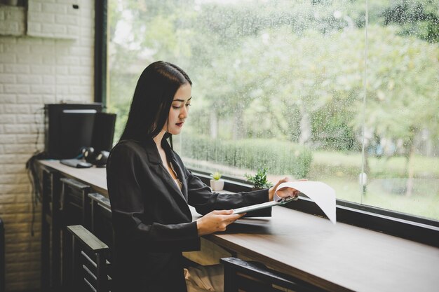 Jeune femme d&#39;affaires travaillant sur ordinateur portable au bureau