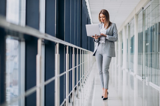 Jeune femme d'affaires travaillant sur ordinateur portable dans un ordinateur