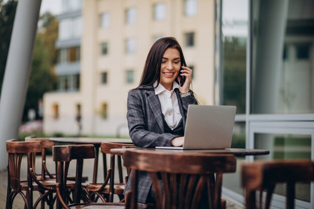 Jeune femme d'affaires travaillant sur ordinateur portable