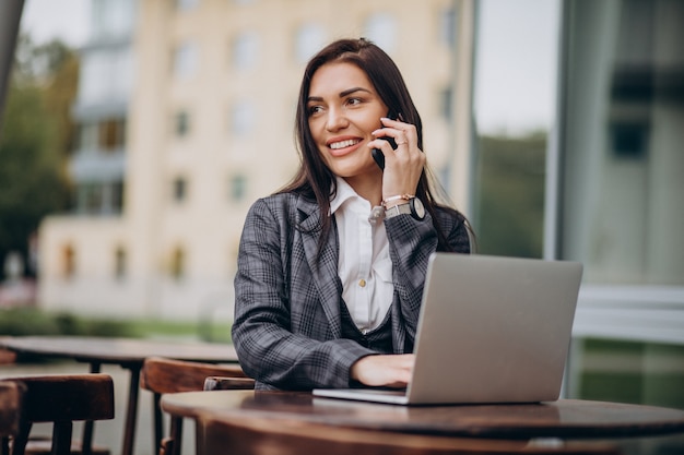 Jeune femme d'affaires travaillant sur ordinateur portable