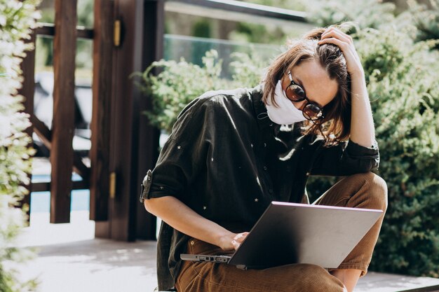 Jeune, femme affaires, travailler ordinateur, depuis, maison, dans, masque