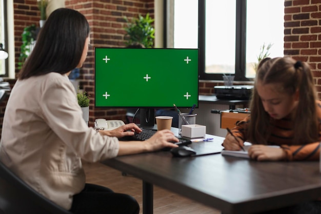 Jeune Femme D'affaires Utilisant Un Ordinateur De Travail Avec Un Modèle De Maquette Vierge. Employé De L'entreprise Regardant L'écran Avec Un Fond Blanc, Un Modèle Isolé Et Un Espace De Copie De Clé Chroma Sur Le Moniteur.