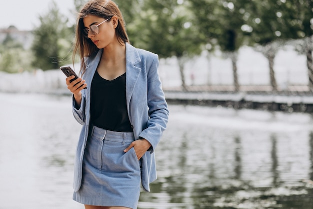 Jeune, femme affaires, utilisation, téléphone, dans parc