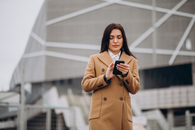 Jeune, femme affaires, utilisation, téléphone