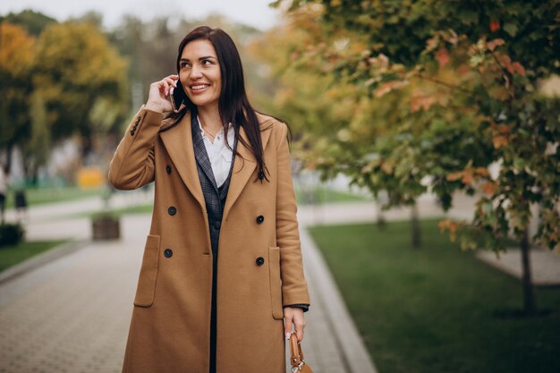 Jeune, femme affaires, utilisation, téléphone