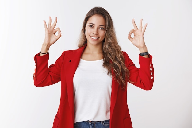 Jeune femme affirmée, confiante et confiante, se sentant chanceuse, totalement sûre que tout va bien, montrant un geste d'accord, souriant, sûre d'elle, encouragée à obtenir une promotion, un succès ciblé, aimer le concept