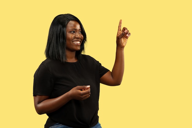 Jeune femme africaine isolée, expression faciale