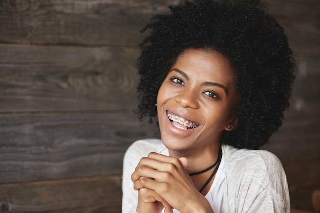 Jeune femme afro-américaine assise dans un café