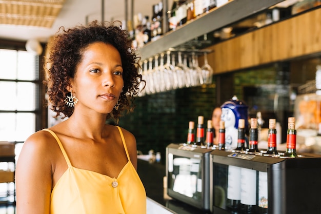 Photo gratuite une jeune femme afro-américaine au comptoir