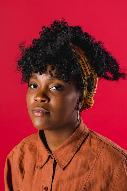 Photo gratuite jeune femme afro-américaine avec bandeau posant