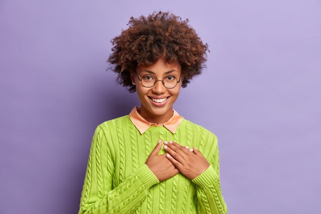 Jeune femme afro-américaine montre sa gratitude sincère en étant reconnaissante et apprécie votre aide
