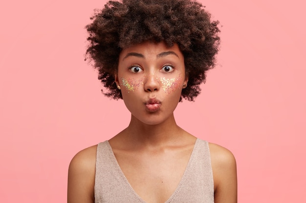 Jeune femme afro-américaine avec des paillettes sur le visage
