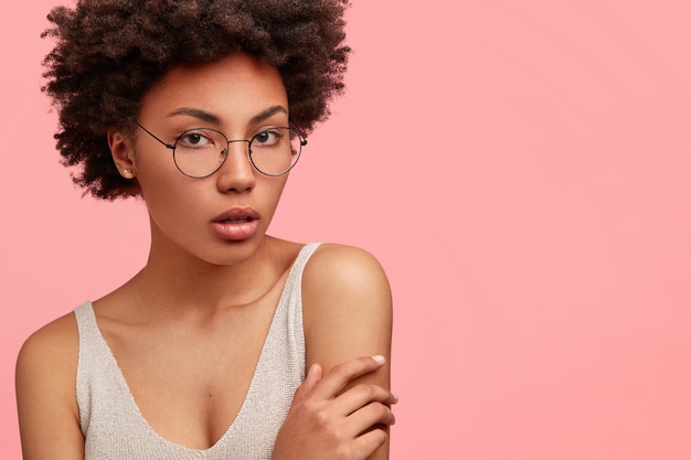 Photo gratuite jeune femme afro-américaine portant des lunettes rondes