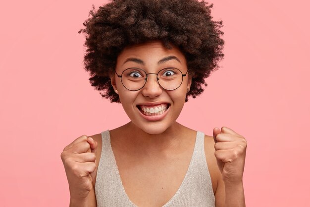 Jeune femme afro-américaine portant des lunettes rondes