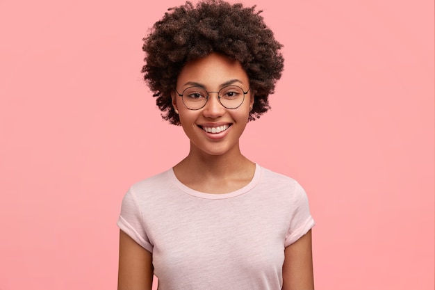 Photo gratuite jeune femme afro-américaine portant des lunettes rondes