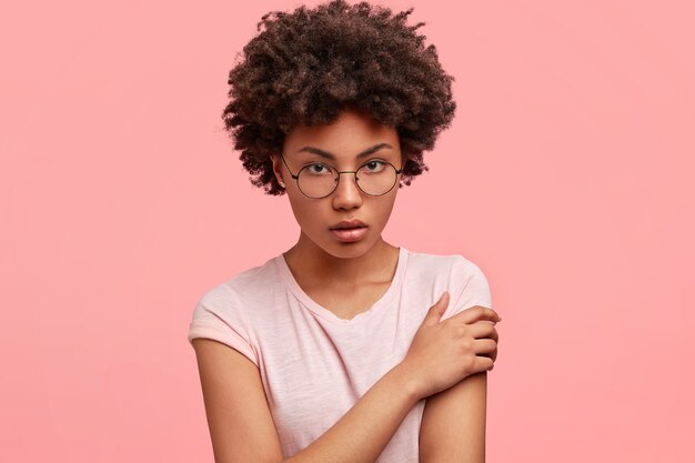 Jeune femme afro-américaine portant des lunettes rondes