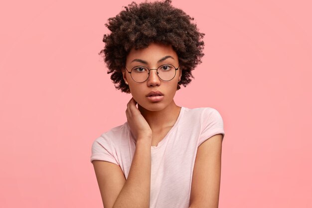 Jeune femme afro-américaine portant des lunettes rondes