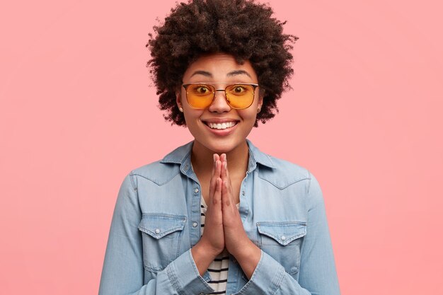 Jeune femme afro-américaine portant des lunettes de soleil colorées