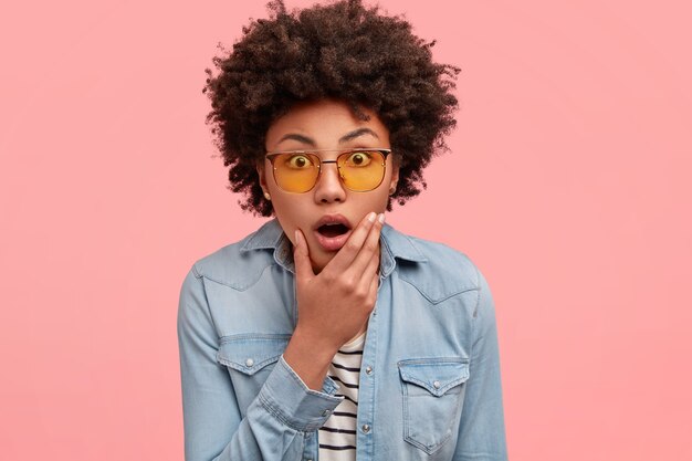 Jeune femme afro-américaine portant des lunettes de soleil colorées