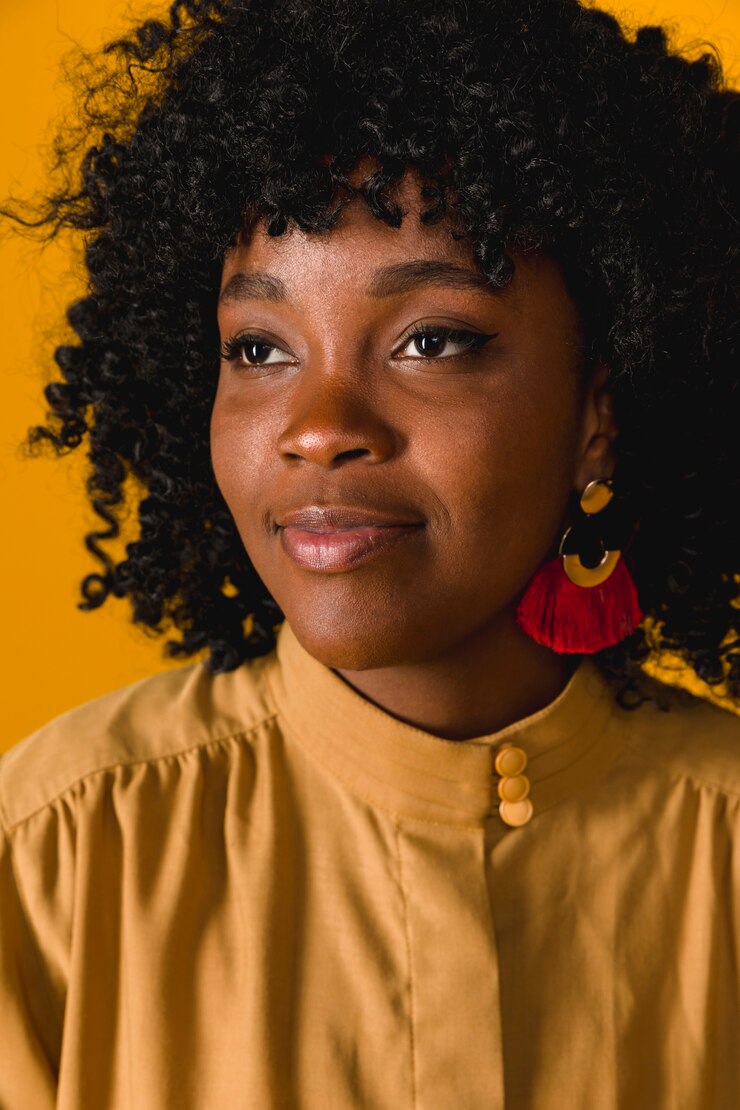 Photo gratuit jeune femme afro-américaine souriante et regardant loin