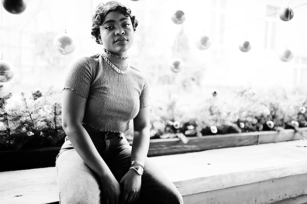 Jeune femme afro-américaine urbaine en haut rose et jeans gris femmes chics de la mode afro