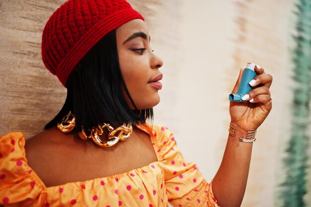 Jeune femme afro-américaine utilisant un inhalateur pour l'asthme Souffrant d'attaque de maladie