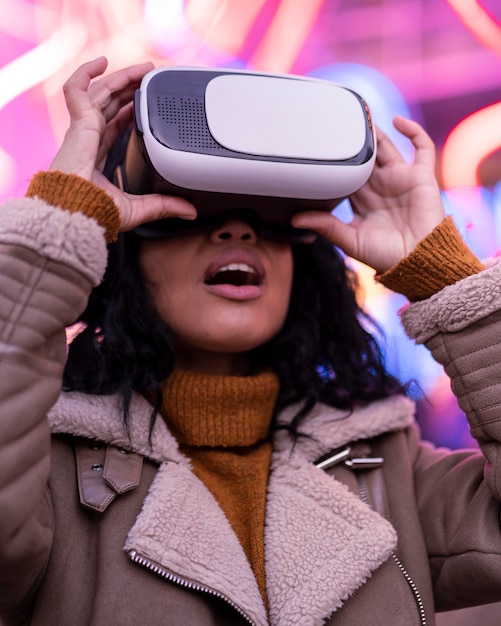 Photo gratuite jeune femme à l'aide de lunettes de réalité virtuelle