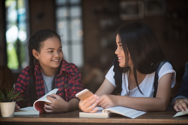 Jeune femme à l&#39;aide et en regardant smartphone avec se sentir heureux