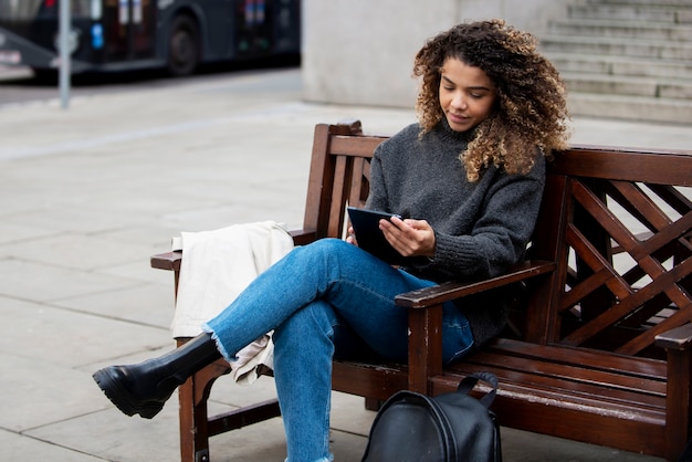 Jeune femme à l'aide de son smartphone dans la ville