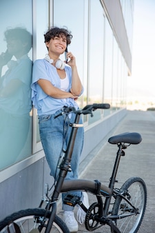 Jeune femme à l'aide de son vélo pliant
