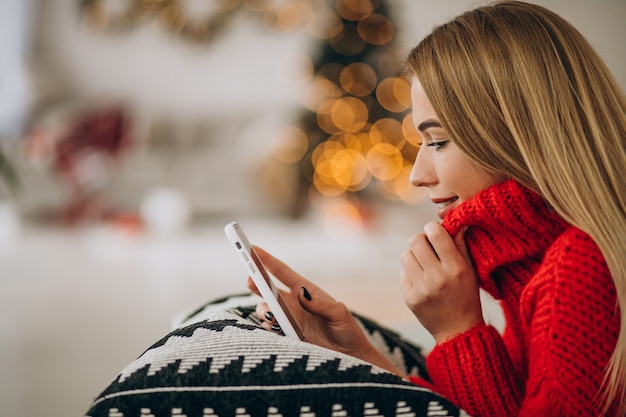 Jeune Femme à L'aide De Téléphone à Noël