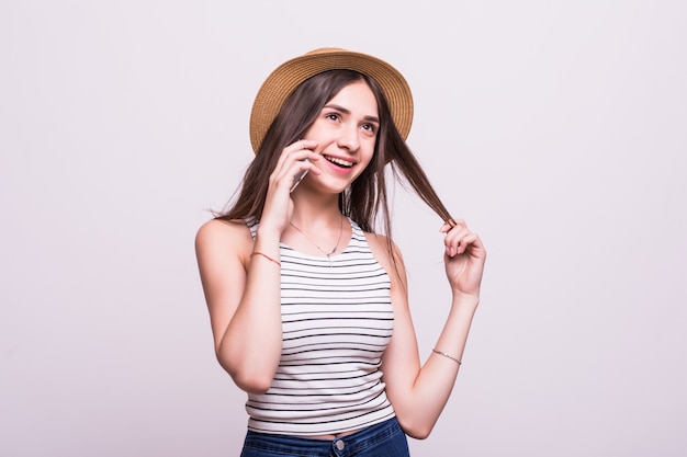 Jeune femme à l'aide d'un téléphone portable isolé sur fond blanc