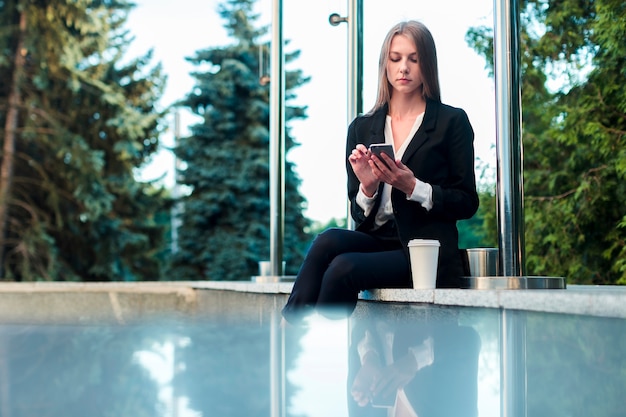 Jeune femme à l'aide d'un téléphone