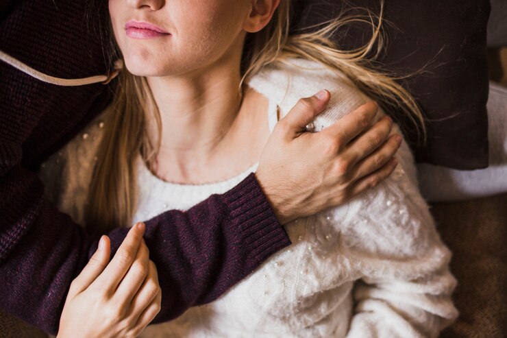 Photo gratuit jeune femme allongée sur les genoux de l&#39;homme