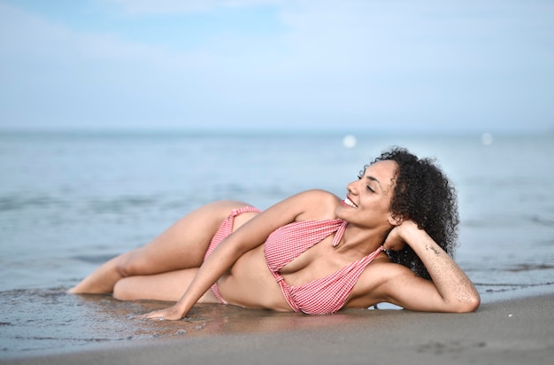 jeune femme allongée sur une plage